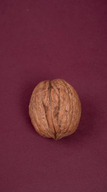 Mor arkaplanda ceviz, yakın çekim. 