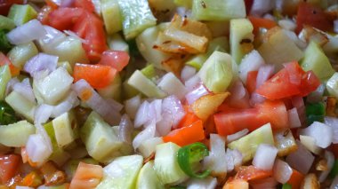 Sebze salatalı beyaz tava. 