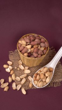 Fıstık ezmeli kase ve kaşık mor arka planda 