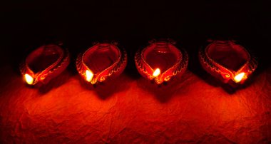 Diwali kutlamaları sırasında Clay diya lambaları yandı. Selamlar Kart Tasarımı Hint Hindu Işık Festivali Diwali.