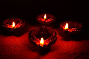 Diwali kutlamaları sırasında Clay diya lambaları yandı. Selamlar Kart Tasarımı Hint Hindu Işık Festivali Diwali.
