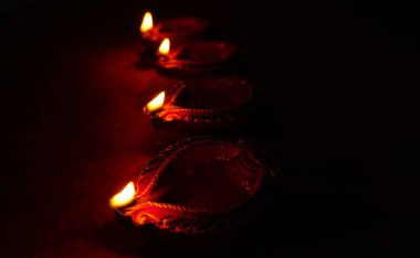 Diwali kutlamaları sırasında Clay diya lambaları yandı. Selamlar Kart Tasarımı Hint Hindu Işık Festivali Diwali.