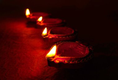 Diwali kutlamaları sırasında Clay diya lambaları yandı. Selamlar Kart Tasarımı Hint Hindu Işık Festivali Diwali.