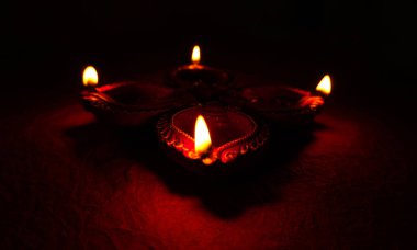 Diwali kutlamaları sırasında Clay diya lambaları yandı. Selamlar Kart Tasarımı Hint Hindu Işık Festivali Diwali.