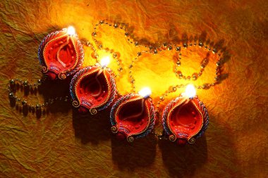 Diwali Kutlamaları sırasında kolyelerle aydınlatılmış Clay Diya lambaları. Selamlar Kart Tasarımı Hint Hindu Işık Festivali Diwali.