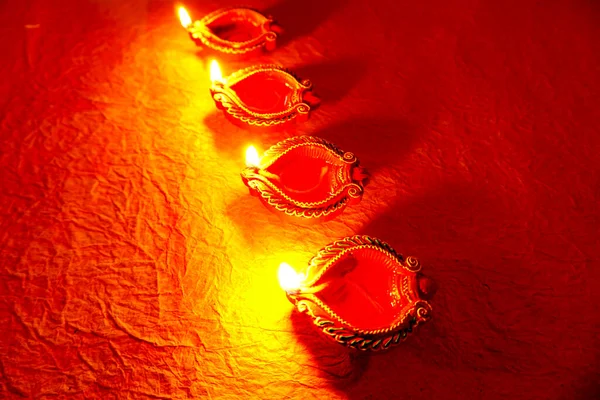 在Diwali庆典期间点燃了粘土灯 设计名为Diwali的印度印度教灯节贺卡 — 图库照片