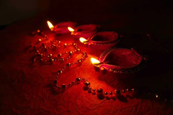 Lampade Clay Diya Accese Con Collane Durante Celebrazione Del Diwali — Foto Stock