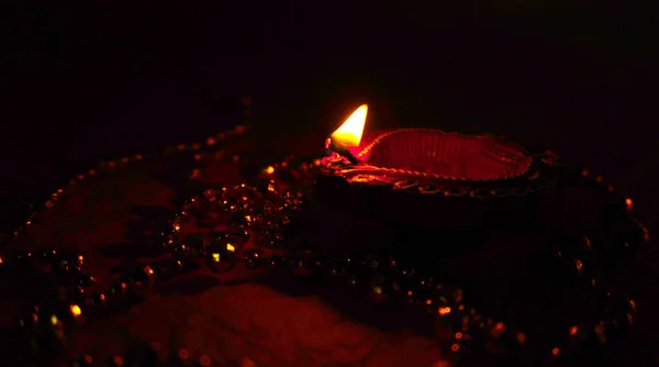 Lampa Clay Diya Oświetlona Naszyjnikami Podczas Uroczystości Diwali Projektowanie Kart — Zdjęcie stockowe