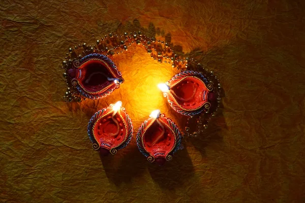 Lámparas Arcilla Diya Encendidas Con Collares Durante Celebración Diwali Saludos —  Fotos de Stock