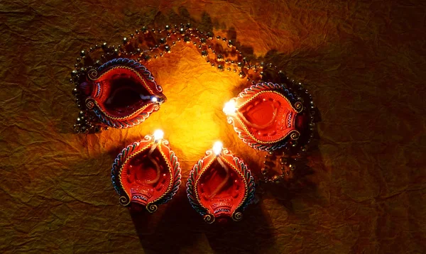 Lâmpadas Clay Diya Acesas Com Colares Durante Celebração Diwali Saudações — Fotografia de Stock