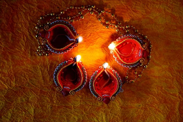 Diwali Kutlamaları Sırasında Kolyelerle Aydınlatılmış Clay Diya Lambaları Selamlar Kart — Stok fotoğraf