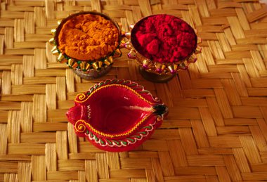 Diwali Kutlaması sırasında iki kase baharatla aydınlatılmış Clay Diya lambası. Selamlar Kart Tasarımı Hint Hindu Işık Festivali Diwali.