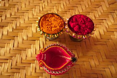 Diwali Kutlaması sırasında iki kase baharatla aydınlatılmış Clay Diya lambası. Selamlar Kart Tasarımı Hint Hindu Işık Festivali Diwali.