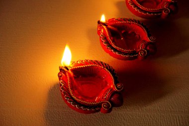 Diwali kutlamaları sırasında Clay diya lambaları yandı. Selamlar Kart Tasarımı Hint Hindu Işık Festivali Diwali.