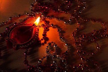 Diwali Kutlaması sırasında kolyelerle aydınlatılmış Clay Diya lambası. Selamlar Kart Tasarımı Hint Hindu Işık Festivali Diwali.