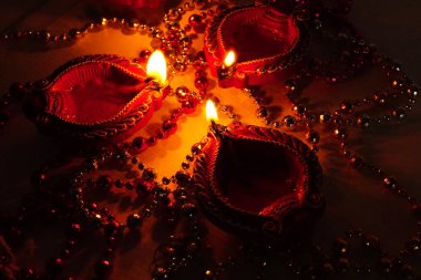 Diwali Kutlamaları sırasında kolyelerle aydınlatılmış Clay Diya lambaları. Selamlar Kart Tasarımı Hint Hindu Işık Festivali Diwali.