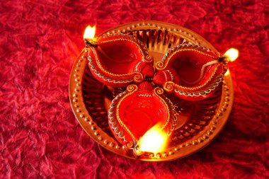 Diwali kutlamaları sırasında Clay diya lambaları yandı. Selamlar Kart Tasarımı Hint Hindu Işık Festivali Diwali.