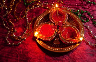 Diwali Kutlamaları sırasında kolyelerle aydınlatılmış Clay Diya lambaları. Selamlar Kart Tasarımı Hint Hindu Işık Festivali Diwali.