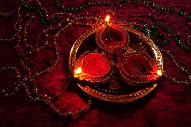 Diwali Kutlamaları sırasında kolyelerle aydınlatılmış Clay Diya lambaları. Selamlar Kart Tasarımı Hint Hindu Işık Festivali Diwali.