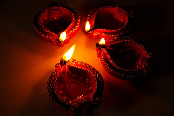 在Diwali庆典期间点燃了粘土灯 设计名为Diwali的印度印度教灯节贺卡 — 图库照片