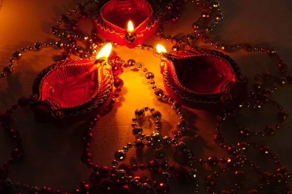 Lampade Clay Diya Accese Con Collane Durante Celebrazione Del Diwali — Foto Stock