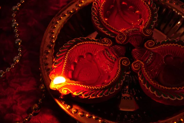 Diwaliお祝い中にネックレスで点灯クレイDiyaランプ グリーティングカードデザイン インドのヒンズー教の光祭りDiwali — ストック写真