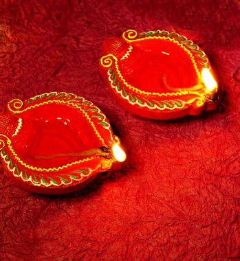 Diwali kutlamaları sırasında Clay diya lambaları yandı. Selamlar Kart Tasarımı Hint Hindu Işık Festivali Diwali.