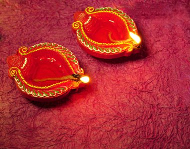 Diwali kutlamaları sırasında Clay diya lambaları yandı. Selamlar Kart Tasarımı Hint Hindu Işık Festivali Diwali.