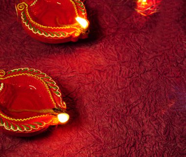 Diwali kutlamaları sırasında Clay diya lambaları yandı. Selamlar Kart Tasarımı Hint Hindu Işık Festivali Diwali.