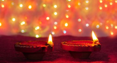 Diwali Kutlaması sırasında Clay Diya lambaları renkli çelenklerle aydınlatıldı. Selamlar Kart Tasarımı Hint Hindu Işık Festivali Diwali.