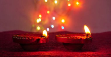 Diwali Kutlaması sırasında Clay Diya lambaları renkli çelenklerle aydınlatıldı. Selamlar Kart Tasarımı Hint Hindu Işık Festivali Diwali.