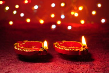 Diwali Kutlaması sırasında Clay Diya lambaları renkli çelenklerle aydınlatıldı. Selamlar Kart Tasarımı Hint Hindu Işık Festivali Diwali.