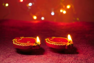 Diwali Kutlaması sırasında Clay Diya lambaları renkli çelenklerle aydınlatıldı. Selamlar Kart Tasarımı Hint Hindu Işık Festivali Diwali.