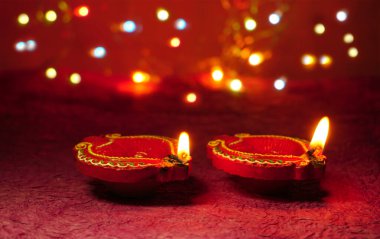 Diwali Kutlaması sırasında Clay Diya lambaları renkli çelenklerle aydınlatıldı. Selamlar Kart Tasarımı Hint Hindu Işık Festivali Diwali.