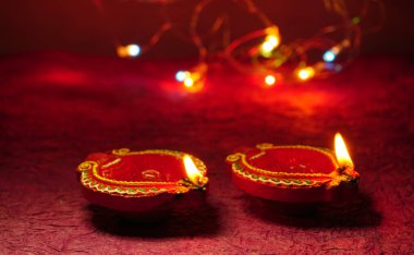 Diwali Kutlaması sırasında Clay Diya lambaları renkli çelenklerle aydınlatıldı. Selamlar Kart Tasarımı Hint Hindu Işık Festivali Diwali.