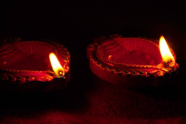 Diwali kutlamaları sırasında Clay diya lambaları yandı. Selamlar Kart Tasarımı Hint Hindu Işık Festivali Diwali.