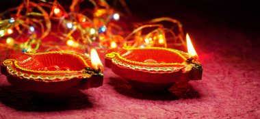 Diwali Kutlaması sırasında Clay Diya lambaları renkli çelenklerle aydınlatıldı. Selamlar Kart Tasarımı Hint Hindu Işık Festivali Diwali.