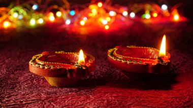 Diwali Kutlaması sırasında Clay Diya lambaları renkli çelenklerle aydınlatıldı. Selamlar Kart Tasarımı Hint Hindu Işık Festivali Diwali.