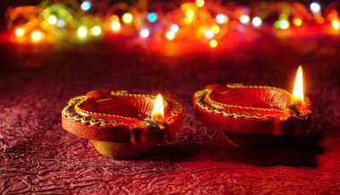 Diwali Kutlaması sırasında Clay Diya lambaları renkli çelenklerle aydınlatıldı. Selamlar Kart Tasarımı Hint Hindu Işık Festivali Diwali.
