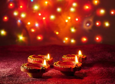 Diwali Kutlaması sırasında Clay Diya lambaları renkli çelenklerle aydınlatıldı. Selamlar Kart Tasarımı Hint Hindu Işık Festivali Diwali.