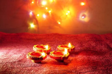 Diwali Kutlaması sırasında Clay Diya lambaları renkli çelenklerle aydınlatıldı. Selamlar Kart Tasarımı Hint Hindu Işık Festivali Diwali.