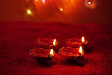 Diwali Kutlaması sırasında Clay Diya lambaları renkli çelenklerle aydınlatıldı. Selamlar Kart Tasarımı Hint Hindu Işık Festivali Diwali.