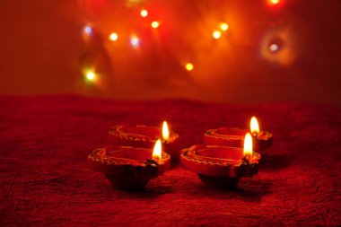 Diwali Kutlaması sırasında Clay Diya lambaları renkli çelenklerle aydınlatıldı. Selamlar Kart Tasarımı Hint Hindu Işık Festivali Diwali.