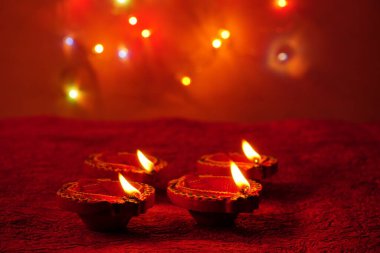 Diwali Kutlaması sırasında Clay Diya lambaları renkli çelenklerle aydınlatıldı. Selamlar Kart Tasarımı Hint Hindu Işık Festivali Diwali.