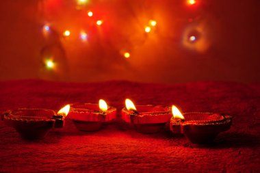 Diwali Kutlaması sırasında Clay Diya lambaları renkli çelenklerle aydınlatıldı. Selamlar Kart Tasarımı Hint Hindu Işık Festivali Diwali.