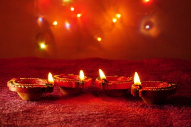 Diwali Kutlaması sırasında Clay Diya lambaları renkli çelenklerle aydınlatıldı. Selamlar Kart Tasarımı Hint Hindu Işık Festivali Diwali.