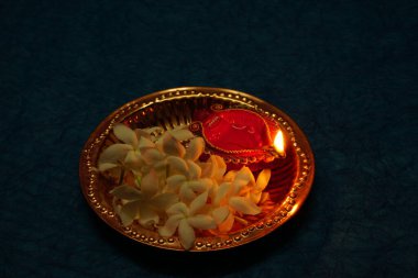 Diwali Kutlaması sırasında beyaz çiçeklerle aydınlatılmış Clay Diya lambası. Selamlar Kart Tasarımı Hint Hindu Işık Festivali Diwali.