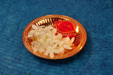 Diwali Kutlaması sırasında beyaz çiçeklerle aydınlatılmış Clay Diya lambası. Selamlar Kart Tasarımı Hint Hindu Işık Festivali Diwali.
