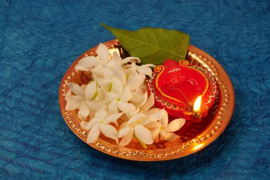 Diwali Kutlaması sırasında beyaz çiçeklerle aydınlatılmış Clay Diya lambası. Selamlar Kart Tasarımı Hint Hindu Işık Festivali Diwali.