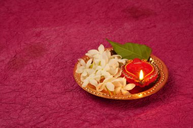 Diwali Kutlaması sırasında beyaz çiçeklerle aydınlatılmış Clay Diya lambası. Selamlar Kart Tasarımı Hint Hindu Işık Festivali Diwali.